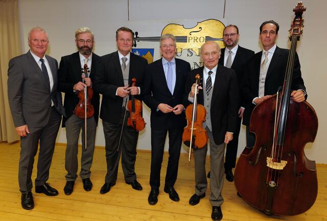 LH Kaiser im Rahmen des Neujahrskonzerts in Mallnitz mit Bürgermeister Günther Novak und dem Zalodek Ensemble Wien.

 | Foto: LPD Kärnten/Oskar Höher