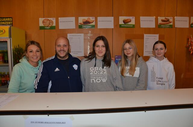 Werner Grabner sorgt mit seinem Team für eine perfekte Bewirtung in der Halle | Foto: KK