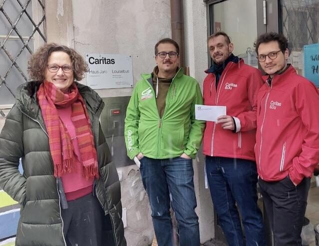 Die stellvertretende grüne Bezirksvorsteherin-Stellvertreterin Josefa Molitor-Ruckenbauer (l.) und der grüne Klubobmann Raimund Fichter-Wöss (2.v.l.) sowie der Haus Jaro-Leiter Robert Cimburek und Freiwilligen Koordinator Albert Kunter.
 | Foto: Grüne Alsergrund