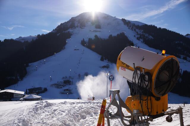 Energie-Einsparungsmaßnahmen, höhere Kosten und eine ungebrochene Nachfrage – so könnte man die bisherige, schneearme Wintersaison in den großen Skigebieten im Bezirk Kufstein zusammenfassen. | Foto: Barbara Fluckinger/BB Archiv