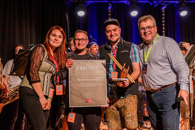 Im Zuge der „Jam Night der Blasmusik“ durfte sich Jugendstadtrat Bernhard Stegh über den „JG-Award“ für seine besonderen Leistungen für die Marchtrenker Jugend freuen. | Foto: Sebastian Eder