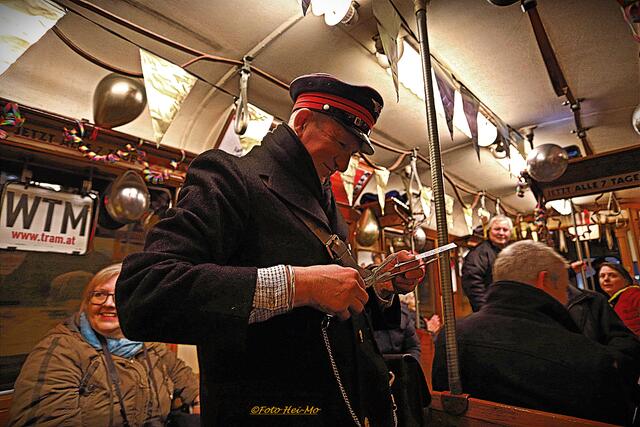 Sogar ein original Schaffner, der original Tickets verteilte war an Bord! 