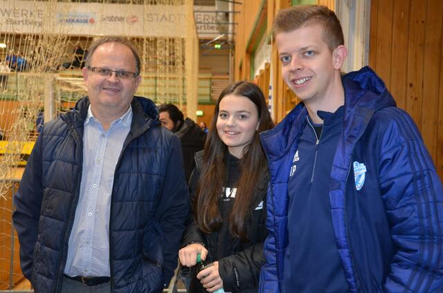 Auch TSV Pressesprecher Roland Puchas (re) konnte sich mit Vater und Schwester von der Qualität des gebotenen Hallenfußballs überzeugen | Foto: KK