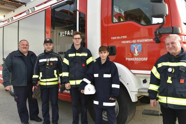 Amstettens Bezirksfeuerwehrkommandant Rudolf Katzengruber, Haindorfer Kommandant Marcel Vollgruber, Pinnersdorfer Jugendsachbearbeiter Jonas Frühauf, Michael Unterberger, Pinnersdorfer Kommandant Karl Waidhofer | Foto: Wolfgang Zarl