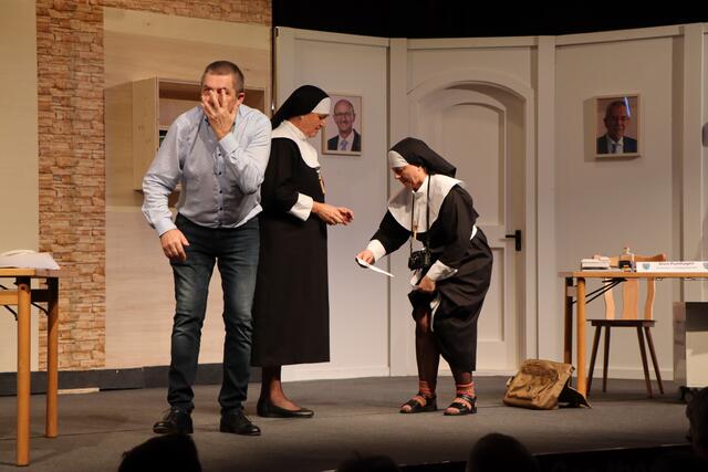 "Schräge Vögel fliegen nicht" – Turbulente Komödie feierte in See Premiere: Bürgermeister Jakob Huttegger (Emil Zangerl), Schwester Dorothea (Brigitte Schmid) und die naive Novizin Sr. Ursula (Moni Tschallener). | Foto: Othmar Kolp