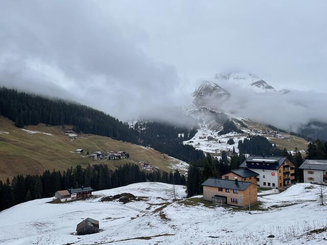 Winter 2022/23: Der Blick vom schneearmen Warth (1495m) hinüber auf die nahezu schneefreien Steeger Siedlungen Gehren und Lechleiten.