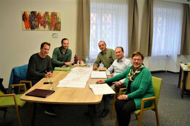 Michael Bamberger (Straßenmeisterei Tulln), Daniel Reuter (Straßenbauabteilung Tulln), Martin Mühlbacher, Ronald Keiblinger (Straßenbauabteilung Tulln) und Bürgermeisterin Josefa Geiger. | Foto: Marktgemeinde Sieghartskirchen