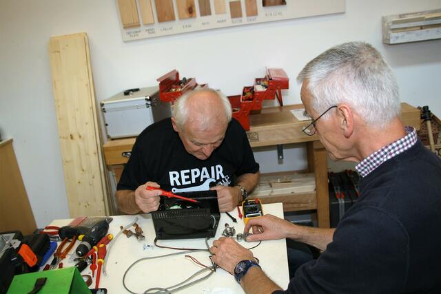 Im Repaircafe Gratkorn werden am Samstag kaputte Kleingeräte repariert. | Foto: Edith Ertl