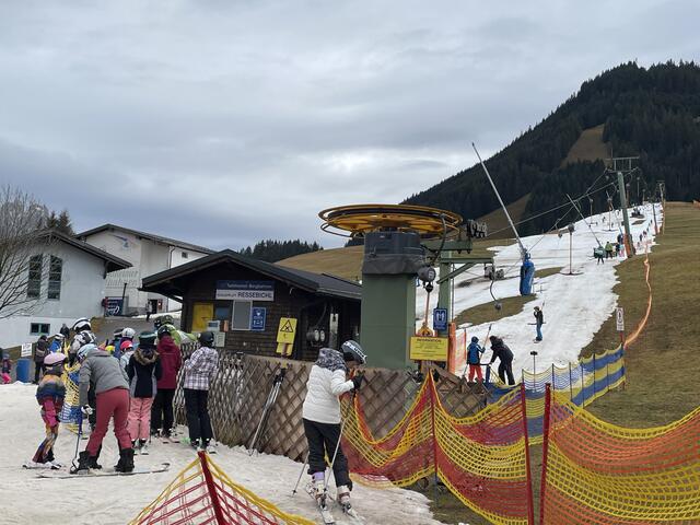 Nur ein schmales Schneeband im Tal: Den Spaß auf den "Brettln" ließen sich dennoch viele nicht nehmen, wie hier am Ressebichllift in Tannheim.