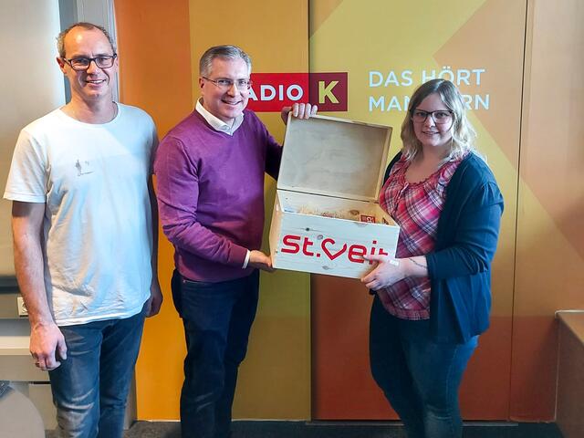 ORF Radio Kärnten Moderator Christian Maierhofer, Bürgermeister Martin Kulmer und die glückliche Gewinnerin Verena Messner. | Foto: Stadt St. Veit