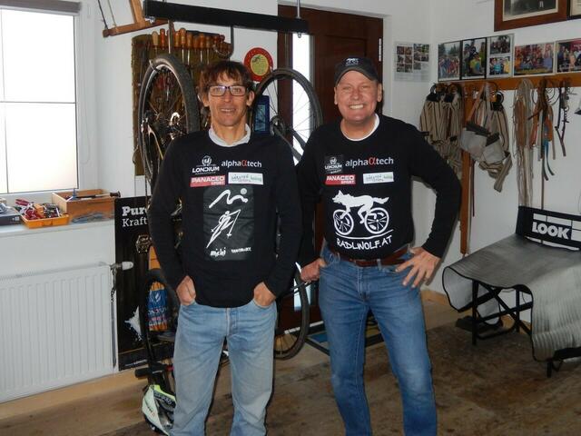 Michi Kurz und Radlwolf freuen sich über das tolle Spendenergebnis 2022 | Foto: Radlwolf