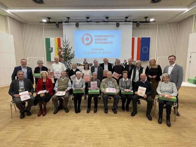 Bürgermeister Günther Vallant, einige Mitglieder des Pensionistenverbands, Kassier Wilhelm Krejza, OG Stellv. Melitta Müller,  L.Abg.Vize. Bgm. Claudia Arpa, Vize. Bgm Joachim Berger (von links, 2. Reihe) | Foto: Privat