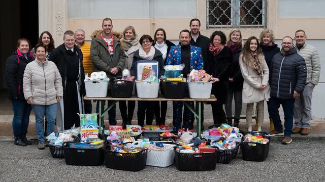 Übergabe von über 20 Körbe mit essentiellen Produkten an die Vertreterinnen der Caritas Wiener Neustadt im Neukloster. | Foto: Koloszar Medizintechnik GmbH