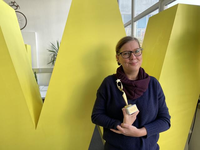 Sophie Gerlitz mit ihrem "Coworker of 2022"-Pokal. | Foto: Anna Wintersteller