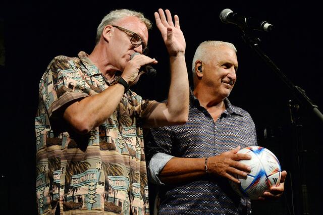 "The Voice" Ralph Schader (li.) präsentiert in Linz den singenden Goleador Hans Krankl. | Foto: Amanda Peniston