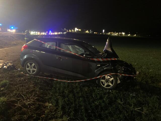 Aus noch unbekannten Gründen sind zwei Fahrzeuge zusammengestoßen, wobei ein PKW in den anliegenden Acker geschleudert wurde.  | Foto: FF Walbersdorf