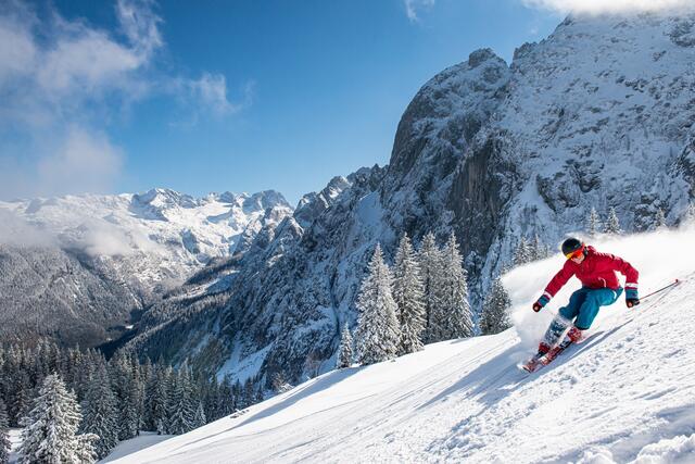 Skifahren findet derzeit auf Kunstschneebändern auf aperen Hängen statt. Dadurch mehrt sich die Unfallgefahr. | Foto:  Dachstein West/Hermann Erber