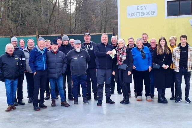 Geburtstagskind Gerald Feier und Gratulanten spendeten für Licht ins Dunkel. Foto: Feier