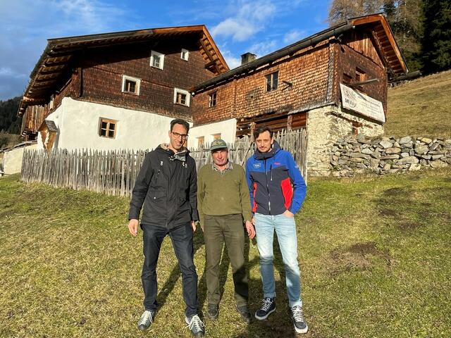 Josef Plangger (Stableser Seppl, Mi.) mit dem Nauderer Bürgermeister Helmut Spöttl (li.) und TVB-Geschäftsführer Manuel Baldauf. | Foto: Nauders - Karl Folie