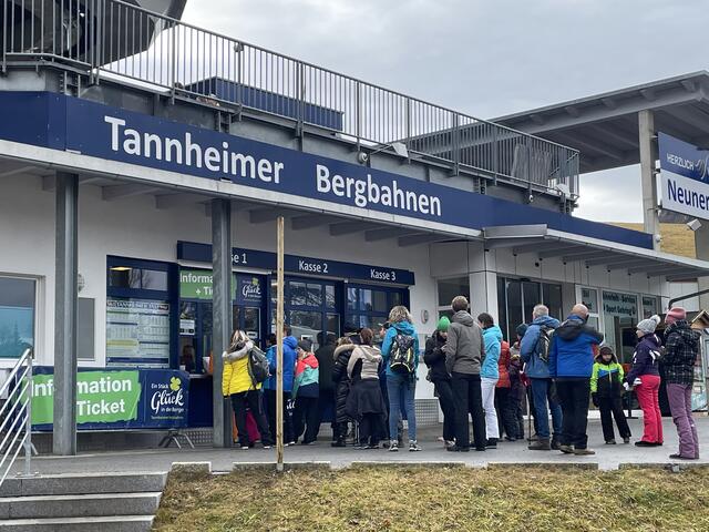 Schnee war am 4. Jänner Mangelware, die Gäste standen in Tannheim trotzdem vor der Liftkasse Schlange.