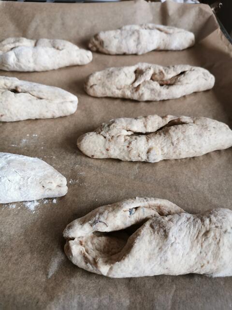 Die Weckerl nach dem Formen nochmal 10 min gehen lassen. | Foto: Katrin Ebetshuber