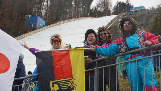 Die Stimmung unter den Fans — die teils in skurrilen Outfits kamen — war gut. | Foto: Felix Hallinger