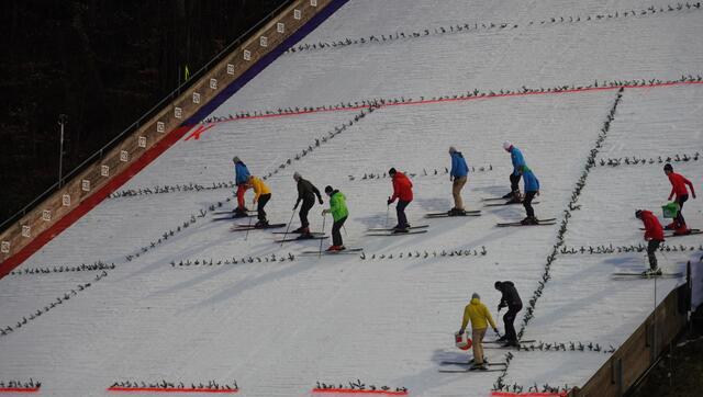 Vor der Qualifikation wurde die Tretmannschaft noch einmal auf die Schanze geschickt, um ihr den finalen Schliff zu verleihen. | Foto: Felix Hallinger