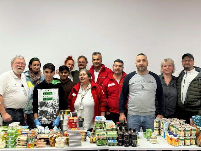 Die freiwilligen Helfer:innen bei der Ausgabe am Silvesterabend. | Foto: Rotes Kreuz Neulengbach