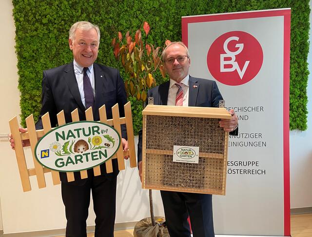 Landesrat Martin Eichtinger (l.) und Manfred Damberger, GBV-Landesgruppe NÖ, bilanzieren über die erweiterte Zusammenarbeit mit „Natur im Garten“. | Foto: Natur im Garten