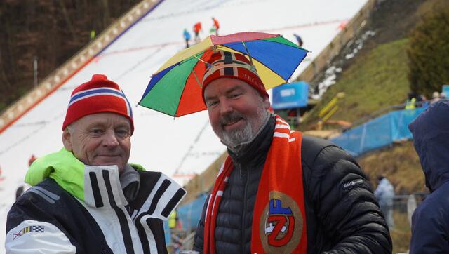 Vater und Sohn sind extra aus Norwegen für das Tourneefinale angereist. Gegen das Regenwetter zeigte man sich gerüstet.  | Foto: Felix Hallinger