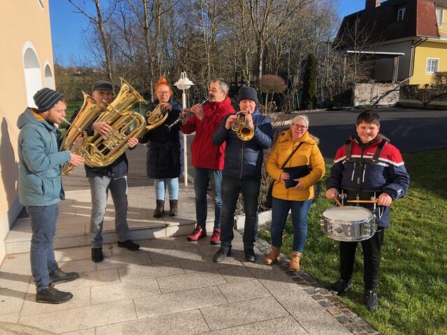 Bei frühlingshaften Temperaturen spielt dieses flotte Ensemble bei einem Haushalt am sonnigen Schärdinger Kreuzberg auf.  | Foto: Franz Gruber