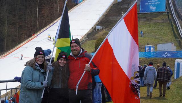 Die Österreichischen Fans freuten sich über die gute Teamleistung der heimischen Skispringer. | Foto: Felix Hallinger