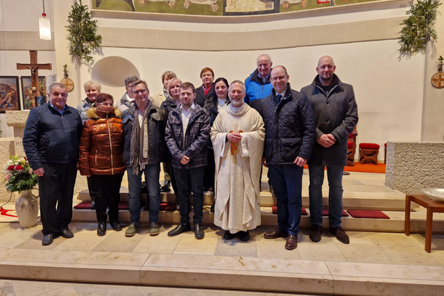 v.l.n.r.: PGR Alois Beiglböck, PGR Theresia Stübegger, PGR Anna Gamauf, PGR Herta Edelhofer, GR Andreas Schuh, PGR Anna Parrer, PGR Tamara Wodl, GR Stefan Hadl, PGR Herta Schuh, GR Ulrike Schabauer, Pfr. Wilfried Wallner, PGR Josef Picher, Bgm. Thomas Heissenberger und GR Christoph Dorner in der Pfarrkirche Hochneukirchen. | Foto: Jonathan Handler-Dorner