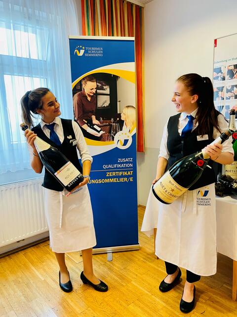 Jungsommelier bei der Arbeit. | Foto: Tourismusschulen Semmering