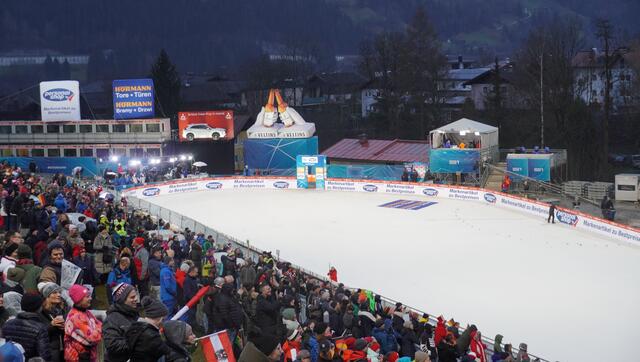 Für die Qualifikation war das Sepp-Bradl-Stadion bereits gut gefüllt. | Foto: Felix Hallinger