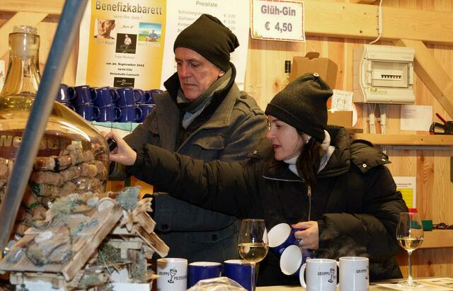 Beim Benefiz-Glühweinstand standen die Mitglieder der "Gruppe Prosecco" selbst an der Schank. | Foto: Gruppe Prosecco