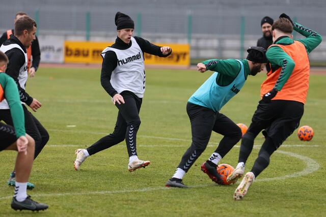 29 Spieler, darunter drei Tormänner, waren beim Trainingsauftakt unter SVR-Cheftrainer Christian Heinle mit dabei.  | Foto: SVR/Schröckelsberger