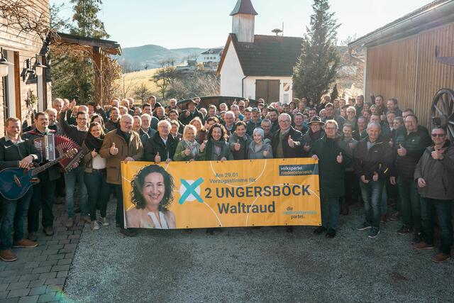 Spitzenkandidatin Waltraud Ungersböck mit Ehrengästen LH-Stv. Stephan Pernkopf und 
Bundesbäuerin Irene Neumann Hartberger, sowie Bauernbundobleute, Funktionär:innen und 
Bürgermeister:innen aus dem Bezirk Neunkirchen beim Winterfrühschoppen am Milchhof Ungersböck | Foto: Waltraud Ungersböck