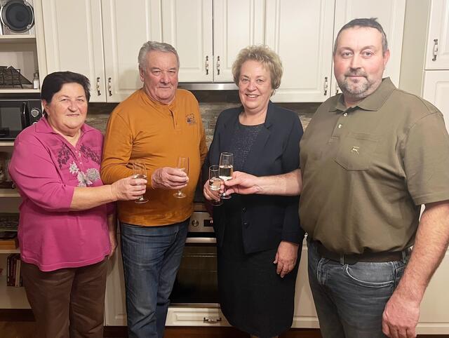 Zu seinem 80. Geburtstag nahm Helmut Fikisz aus Gaas (2. von links) Gratulationen von Landtagspräsidentin Verena Dunst (2. von rechts) entgegen. | Foto: SPÖ