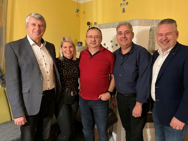Zu seinem 60. Geburtstag erhielt der Güssinger Stadtrat Alfred Brenner Glückwünsche von seinen SPÖ-Kollegen Bürgermeister Vinzenz Knor (Güssing), Stadträtin Edith Weber, Vizebürgermeister Christian Garger und Bürgermeister Jürgen Schabhüttl (Inzenhof; von links). | Foto: GVV