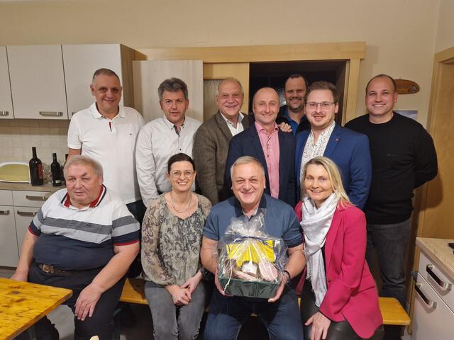 Edmund Hafner, der Ortsvorsteher und SPÖ-Ortsvorsitzende von Rehgraben (vorne 2. von rechts), feierte seinen 60. Geburtstag. Eine Vertretung der SPÖ-Gemeinderatsfraktion gratulierte. 
Vorne von links: Bruder Herbert Hafner, Petra Tanczos, Edmund Hafner, Rosalinde Jandrisevits; hinten von links: Martin Rielich, Hannes Jandrasits, LAbg. Wolfgang Sodl, Bgm. Roman Jandrisevits, Stefan Frühwirth, Mattias Hafner und Rene Kollarits | Foto: SPÖ