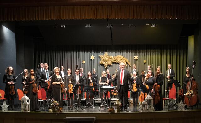 Das Orchester „Philharmonia Steiermark“ unter der Leitung von Dirigent Alois Lugitsch sorgte für einen schwungvollen Start ins Jahr 2023. | Foto: Johann Zugschwert
