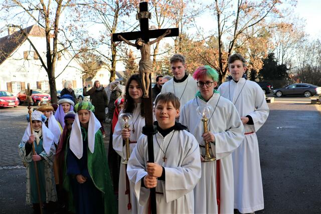 Feierlich zogen die Sternsinger am Dreikönigstag in Kalsdorf in die Kirche ein. | Foto: Edith Ertl