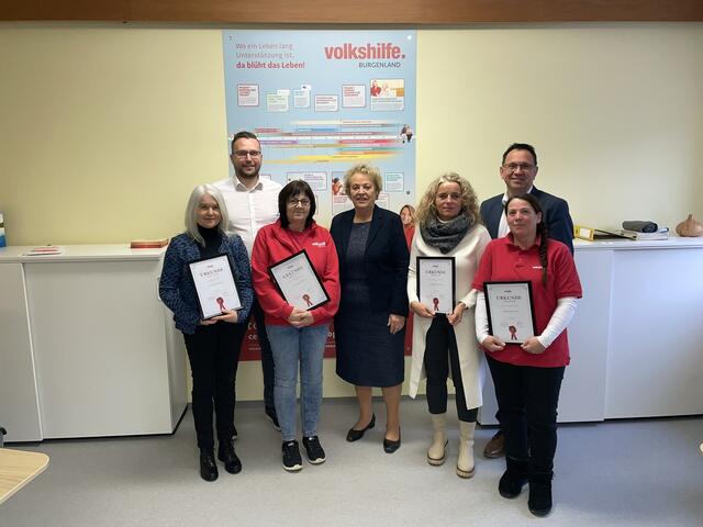 Die Volkshilfe-Mitarbeiterinnen Gyöngyi Miklos, Heidi Wukitsevits, Natascha Knopf und Michaela Radasics vom Stützpunkt Güssing wurden von Präsidentin Verena Dunst, Vizepräsident Thomas König und Geschäftsführer Markus Kaiser für ihre langjährige Mitarbeit ausgezeichnet. | Foto: Volkshilfe