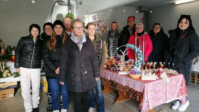 Im Bild freiwillige Mitarbeiterinnen und Mitarbeiter beim Weihnachtsmarkt in Brunn am Wald | Foto: Richard Rauscher