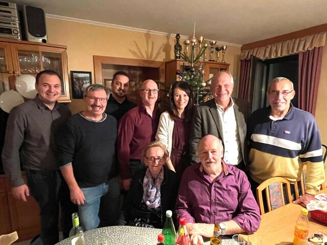 Der Ehrenvorsitzende der SPÖ Bocksdorf wurde 70. Franz Pieber (vorne rechts) war Vizebürgermeister, Gemeinderat und Ortsparteivorsitzender, beruflich Betriebsratsvorsitzender der Firma Böchheimer in Stegersbach und Landesvorsitzender der Gewerkschaft Bau-Holz im Burgenland. Es gratulierten (sitzend:) Maria Pelzmann, (stehend von links:) Patrick Hafner, Bgm. Franz Pelzmann, Christian Gurdet, Christian Gröller, Andrea Unger, LAbg. Wolfgang Sodl und Willibald Gruidl. | Foto: SPÖ