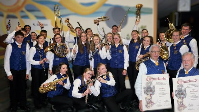 Jungmusiker der Stadtkapelle Bad St. Leonhard mit Franz Trippolt und Max Sixt, die für 60 Jahre verdienstvolle Tätigkeit um die heimische Blasmusik mit einer Ehrenurkunde ausgezeichnet wurden.