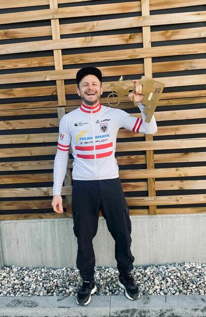 Daniel Federspiel jubelt über seinen Gesamtsieg. | Foto: sportszene.tirol