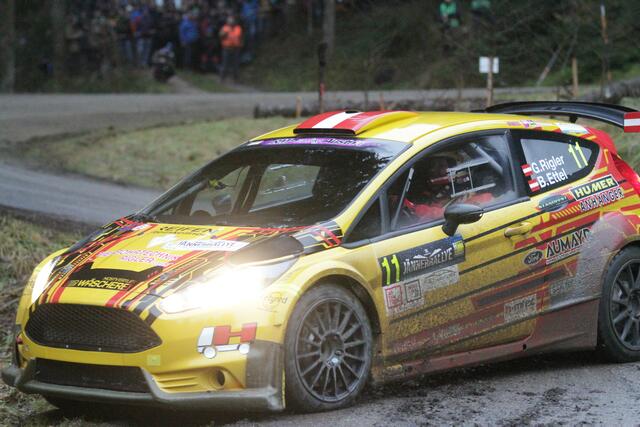 Der Mitterkirchner Gerald Rigler mit Co Bernhard Ettl mit einem sehenswerten Drift durch das Pierbacher "S".