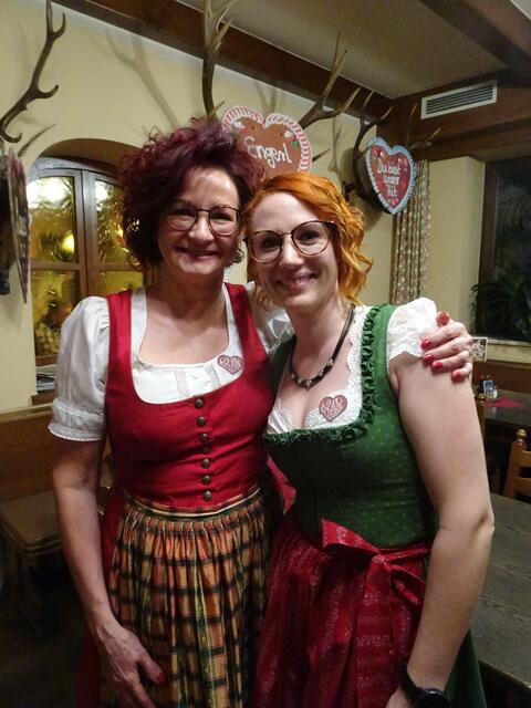 Die Friseurinnen Patrizia Jany und Stefanie Simandl im Uhudler-Outfit. | Foto: Peter Sattler